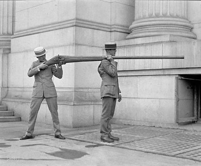 Zbraň „Punt Gun“ používaná na lovení kachen. Dokázala jich zabít až 50 najednou. V 60. letech 19. století byla zakázána..jpg